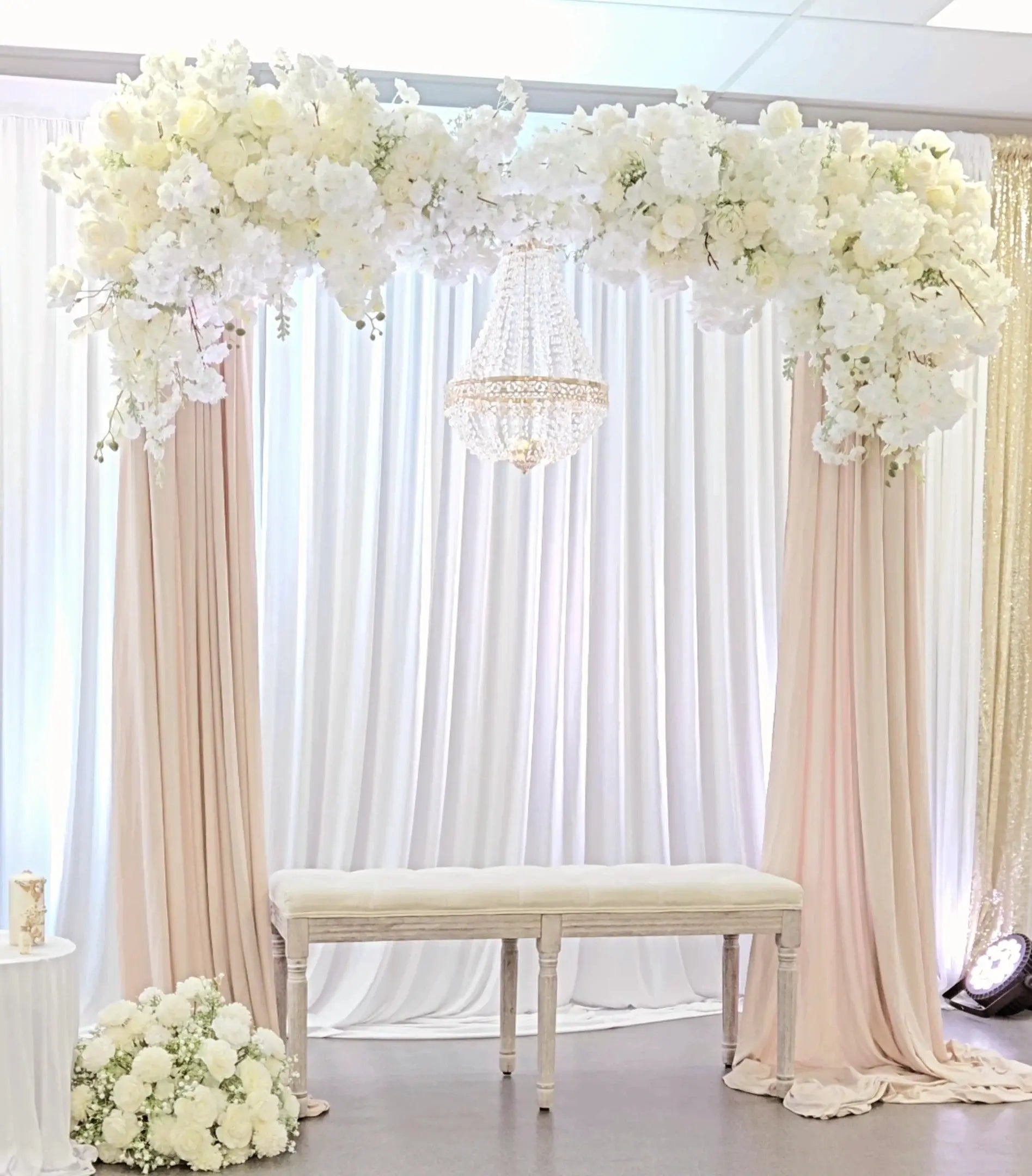 Arche de fleur blanche Sweet Table Mariage Mariage montbéliard
